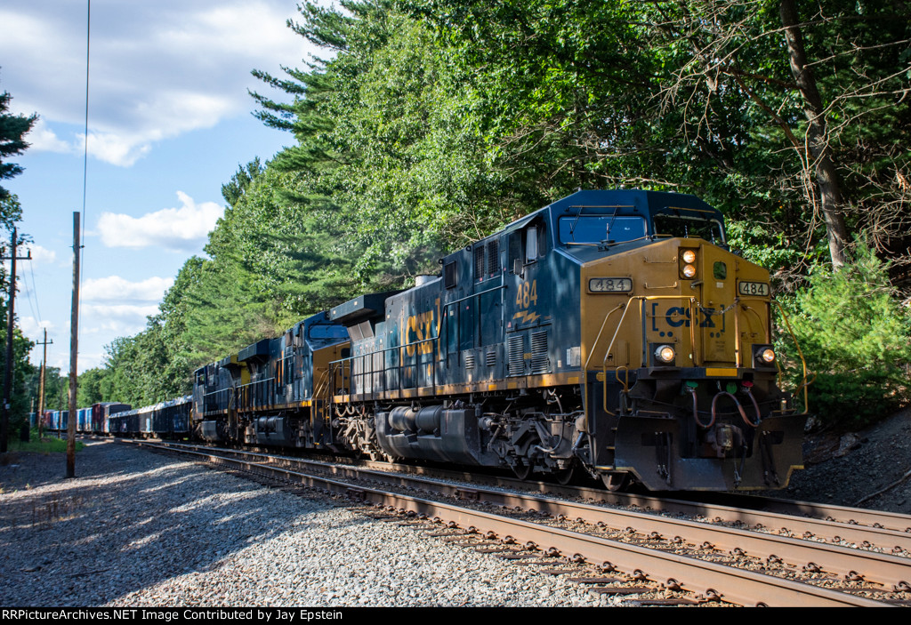 CSX 484 roars around the bend at Burnham Road with M427 in Tow